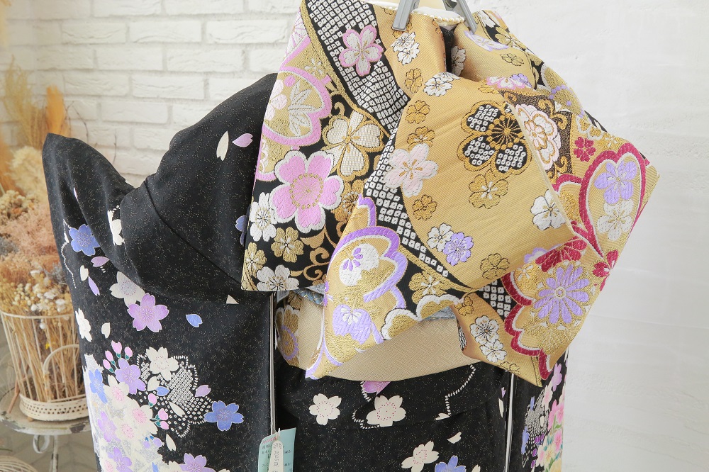 振袖金の帯後ろ姿